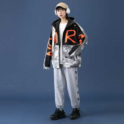 Ingyenes modell férfi kabát rátéttel és kapucnival