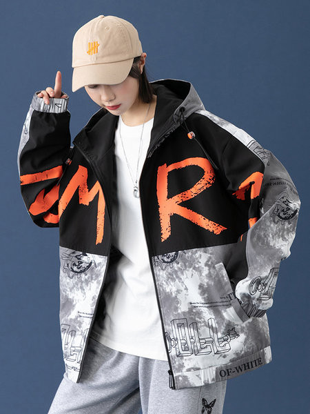 Ingyenes modell férfi kabát rátéttel és kapucnival