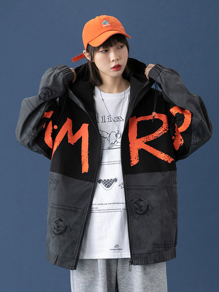 Ingyenes modell férfi kabát rátéttel és kapucnival