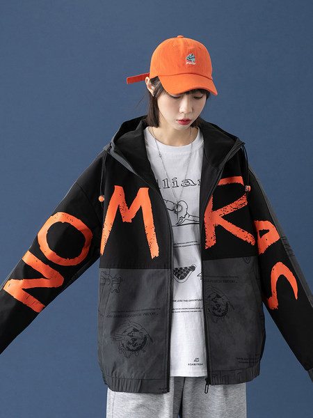 Ingyenes modell férfi kabát rátéttel és kapucnival