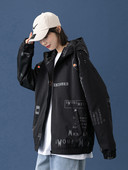 Férfi kabát kapucnival és feliratokkal