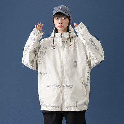 Férfi kabát kapucnival és feliratokkal