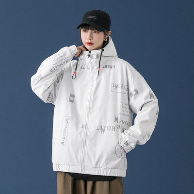 Férfi kabát kapucnival és feliratokkal