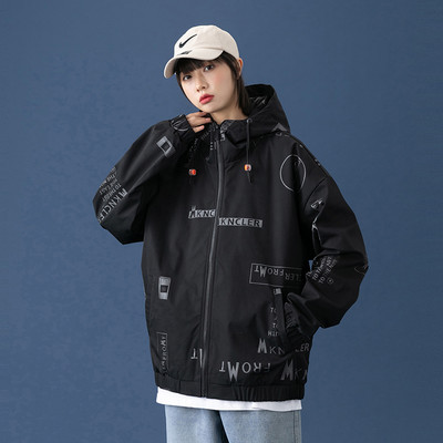 Férfi kabát kapucnival és feliratokkal