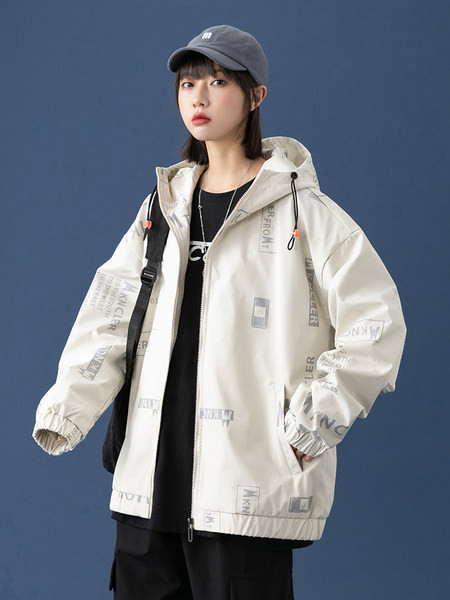 Férfi kabát kapucnival és feliratokkal