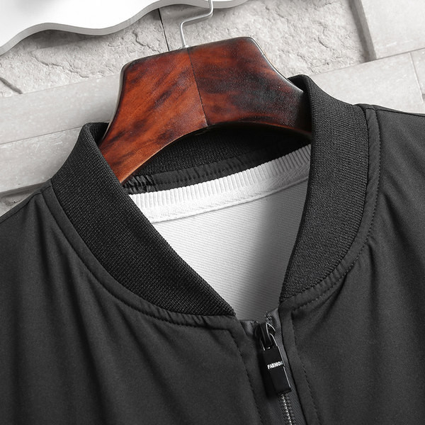 Férfi tavaszi kabát cipzárral és alacsony gallérral