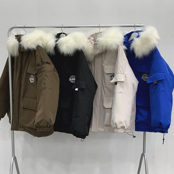 Férfi téli kabát kapucnival és zsebekkel