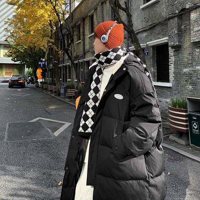 Laia mudeliga meeste jope kapuutsiga ja kirjaga