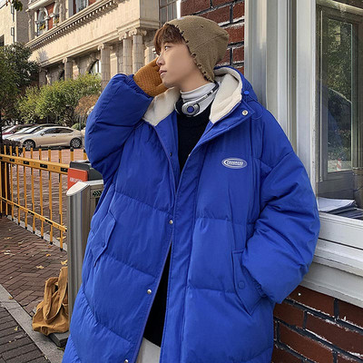 Laia mudeliga meeste jope kapuutsiga ja kirjaga