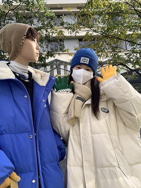 Laia mudeliga meeste jope kapuutsiga ja kirjaga