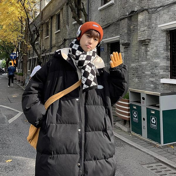 Laia mudeliga meeste jope kapuutsiga ja kirjaga