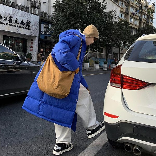 Laia mudeliga meeste jope kapuutsiga ja kirjaga