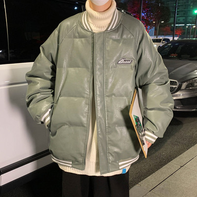 Férfi kabát emblémával és alacsony gallérral