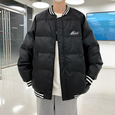 Férfi kabát emblémával és alacsony gallérral