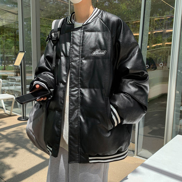 Férfi kabát emblémával és alacsony gallérral