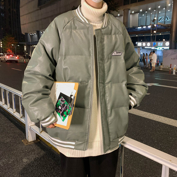 Férfi kabát emblémával és alacsony gallérral