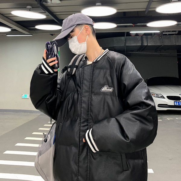 Férfi kabát emblémával és alacsony gallérral