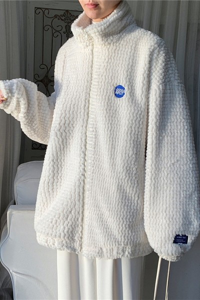 Férfi kabát magas gallérral és emblémával