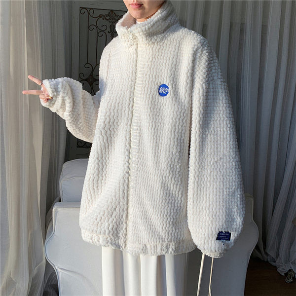 Férfi kabát magas gallérral és emblémával