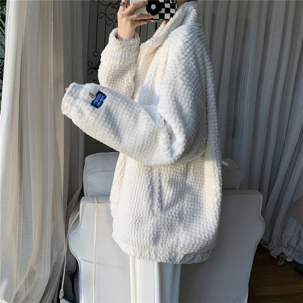 Férfi kabát magas gallérral és emblémával