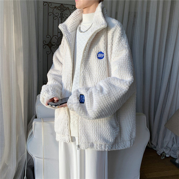 Férfi kabát magas gallérral és emblémával