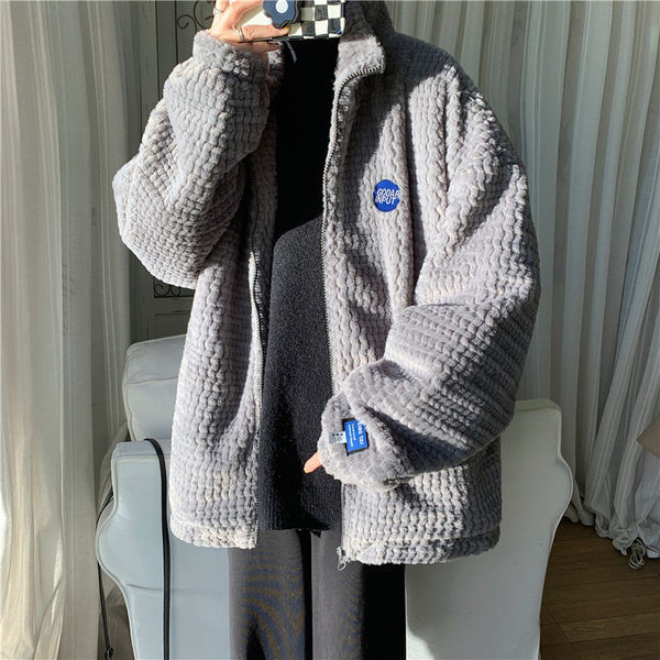 Férfi kabát magas gallérral és emblémával