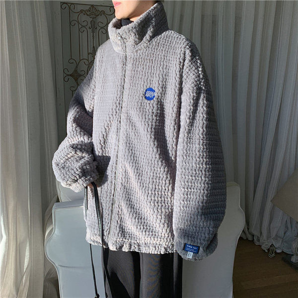 Férfi kabát magas gallérral és emblémával