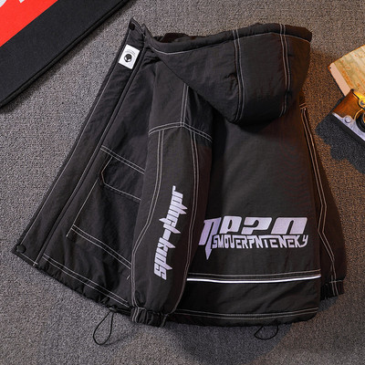 Gyerekkabát kapucnival és feliratokkal