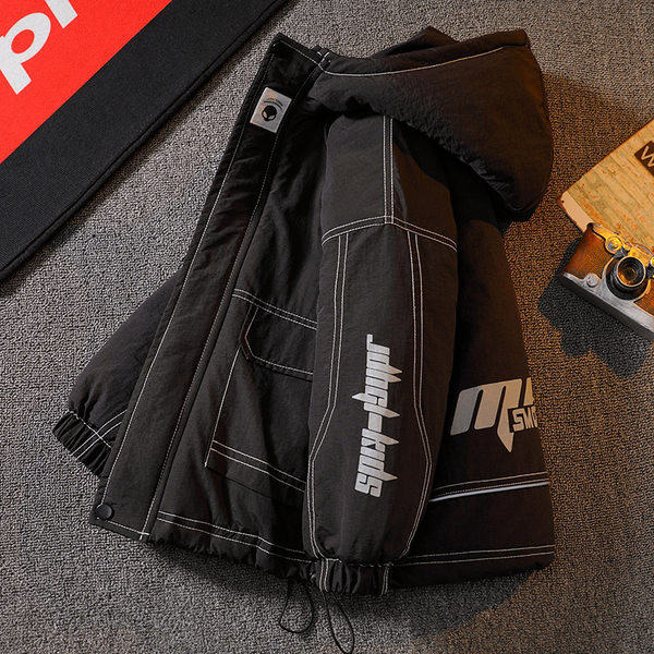 Gyerekkabát kapucnival és feliratokkal