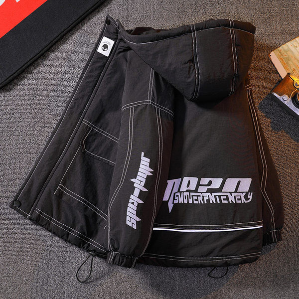 Gyerekkabát kapucnival és feliratokkal