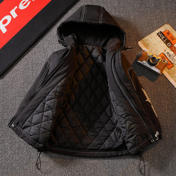 Gyerekkabát kapucnival és feliratokkal