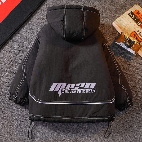 Gyerekkabát kapucnival és feliratokkal