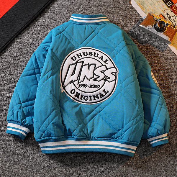 Téli gyerek dzseki hímzéssel és gombokkal fiúknak