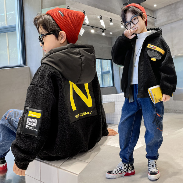 Kapuutsiga ja varrukate taskuga laste sulejope