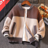 Dječja proljetna jakna s patentnim zatvaračem i džepovima u smeđoj boji