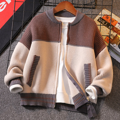 Dječja proljetna jakna s patentnim zatvaračem i džepovima u smeđoj boji