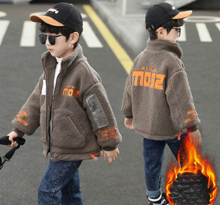 Napi gyermekkabát magas gallérral és hímzéssel