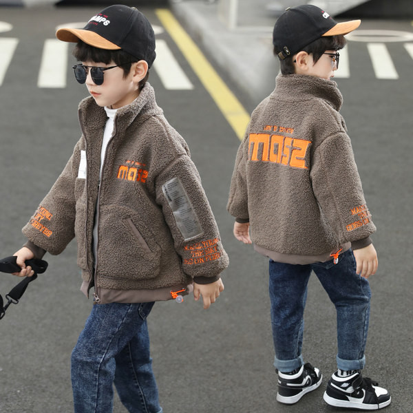 Napi gyermekkabát magas gallérral és hímzéssel