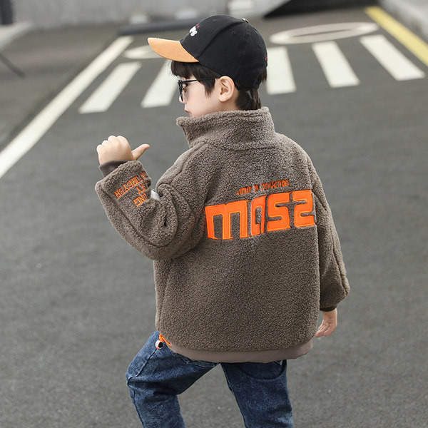 Napi gyermekkabát magas gallérral és hímzéssel