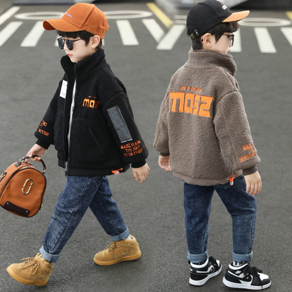 Napi gyermekkabát magas gallérral és hímzéssel