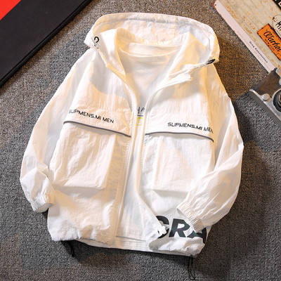 Modern gyerekkabát kapucnival és felirattal fiúknak