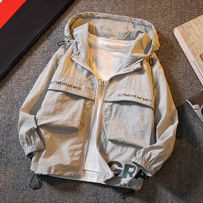 Modern gyerekkabát kapucnival és felirattal fiúknak