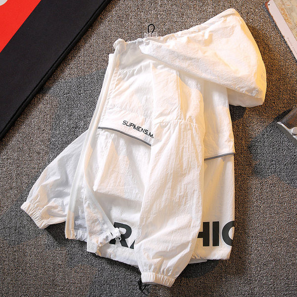 Modern gyerekkabát kapucnival és felirattal fiúknak