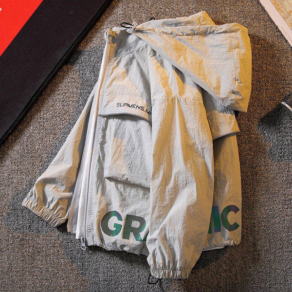 Modern gyerekkabát kapucnival és felirattal fiúknak