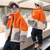 Gyermek kabát cipzárral és zsebekkel