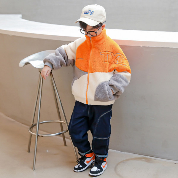 Gyermek kabát cipzárral és zsebekkel