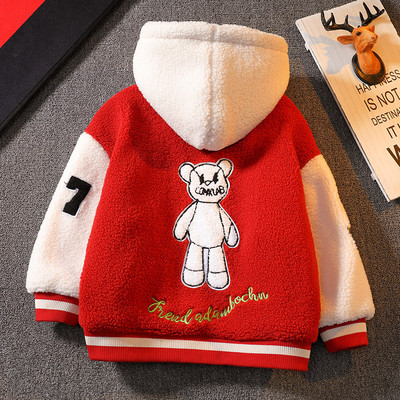 Fiúknak megfelelő gyerekkabát kapucnival és rátéttel