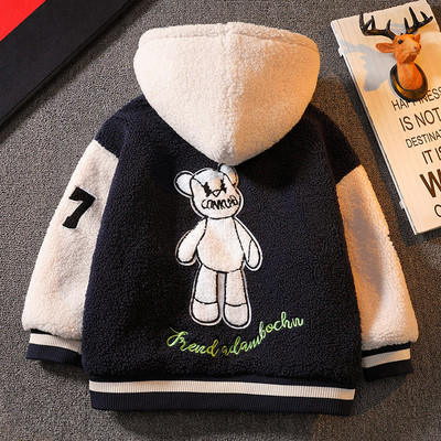 Fiúknak megfelelő gyerekkabát kapucnival és rátéttel