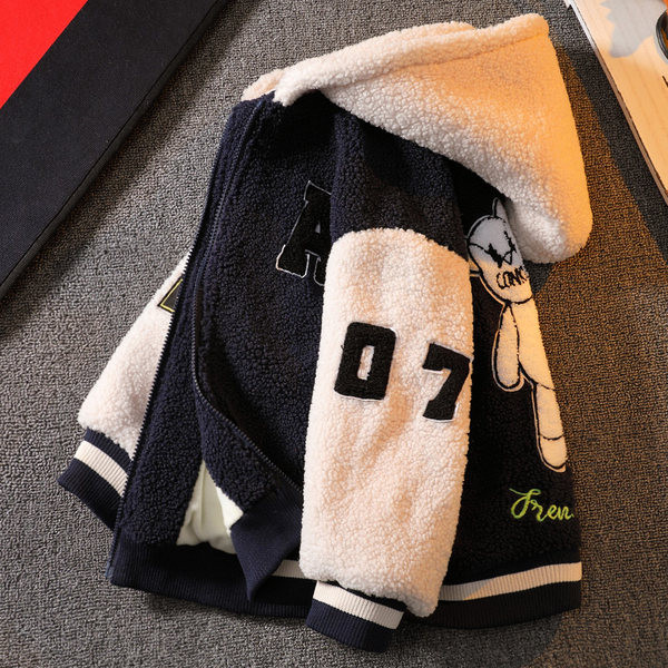 Fiúknak megfelelő gyerekkabát kapucnival és rátéttel