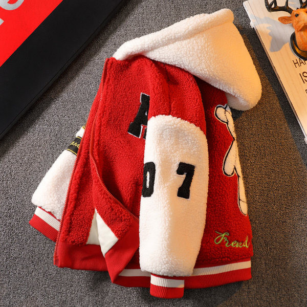 Fiúknak megfelelő gyerekkabát kapucnival és rátéttel